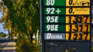 Degvielas uzpildes stacijas cenu zīme ar dažādu degvielas veidu cenām eiro valūtā.