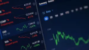 Finanšu tirgus grafiki uz ekrāna atspoguļo procentu likmju svārstības un ekonomiskās tendences.