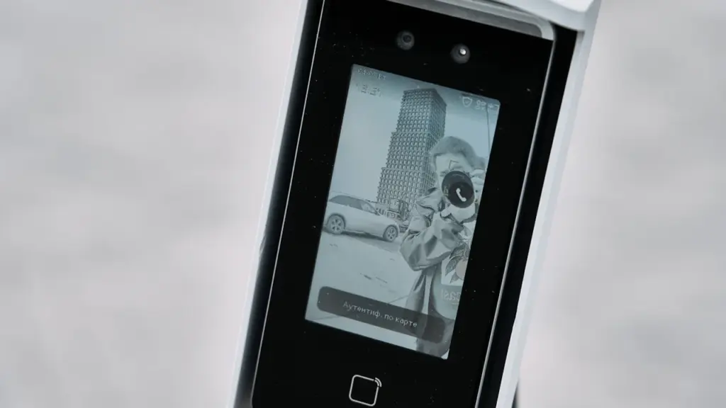 Mākslīgā intelekta sejas atpazīšanas iekārta ar digitālu monitoru un drošības tehnoloģiju.