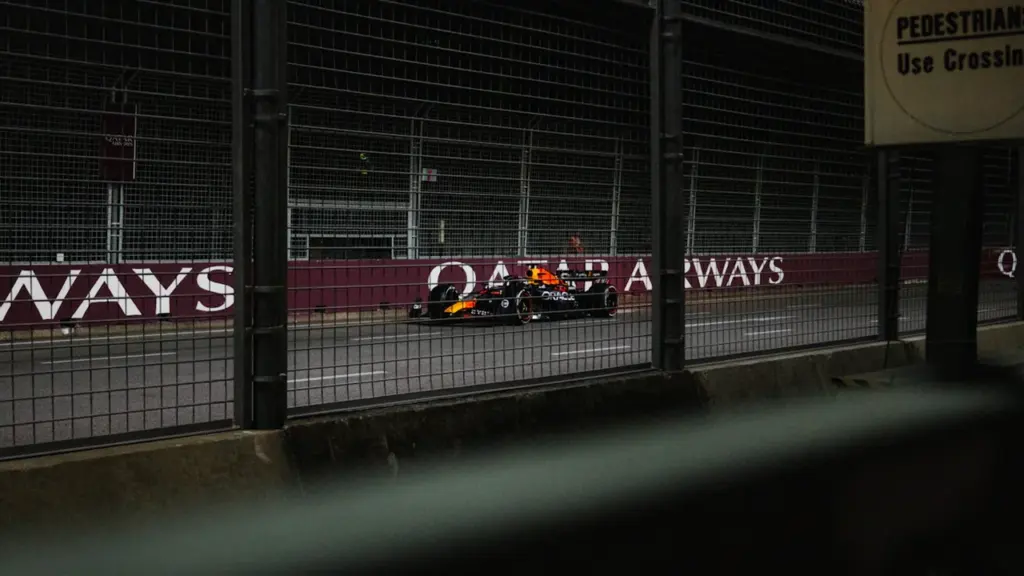 Formula 1 sacīkšu auto uz trases, gatavojoties Nīderlandes posma norisei Zandvortā.