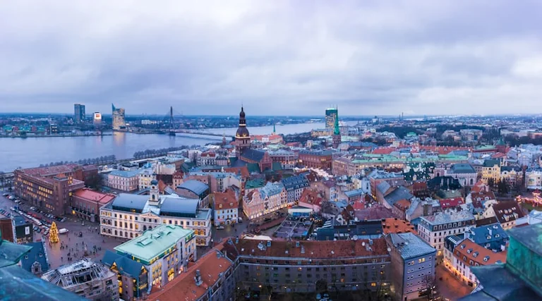 Latvijas karogs pie mājām: vēsture un obligātie datumi