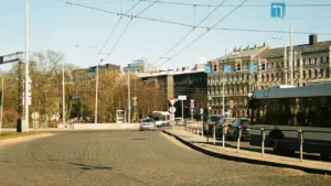 Autobuss un automašīnas uz Rīgas ielas septembrī, mainoties sabiedriskā transporta grafikiem.