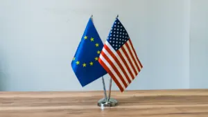 Eiropas Savienības un ASV karogi uz galda, simbolizējot diplomātiskās sadarbības sākumu 1991. gadā.