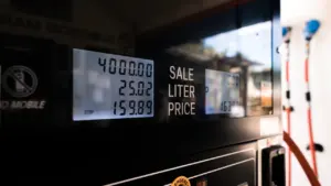 Degvielas sūkņa digitālais displejs, kas rāda uzpildes datus un cenu par litru.