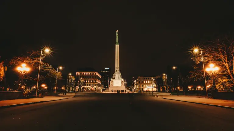 Lāčplēša diena: kā Rīgas atbrīvošana kļuva par piemiņas tradīciju